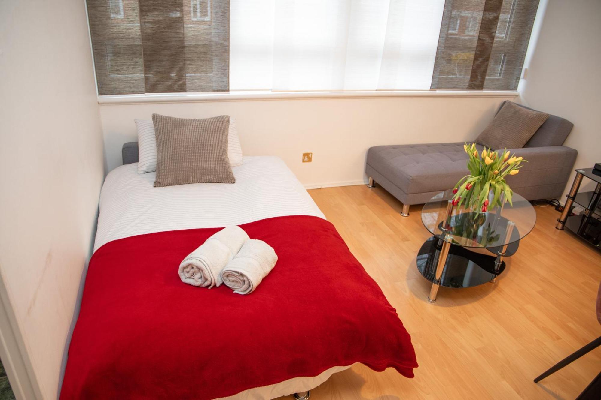 Bright And Spacious One Bedroom Apparment, Free Parking Londra Dış mekan fotoğraf